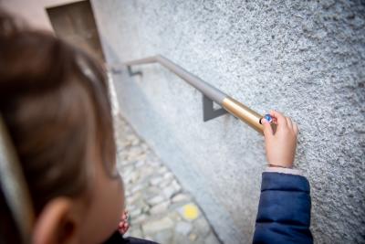 Corrimano con pista di biglie
